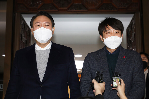 국민의힘 윤석열 대선 후보가 6일 저녁 국회에서 열린 의원총회를 마친 뒤 취재진의 질문에 답하고 있다./연합뉴스