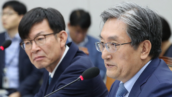 2019년 8월 6일 국회에서 열린 운영위원회 전체회의에서 노영민 대통령 비서실장이 의원의 질의에 답변하고 있다./연합뉴스