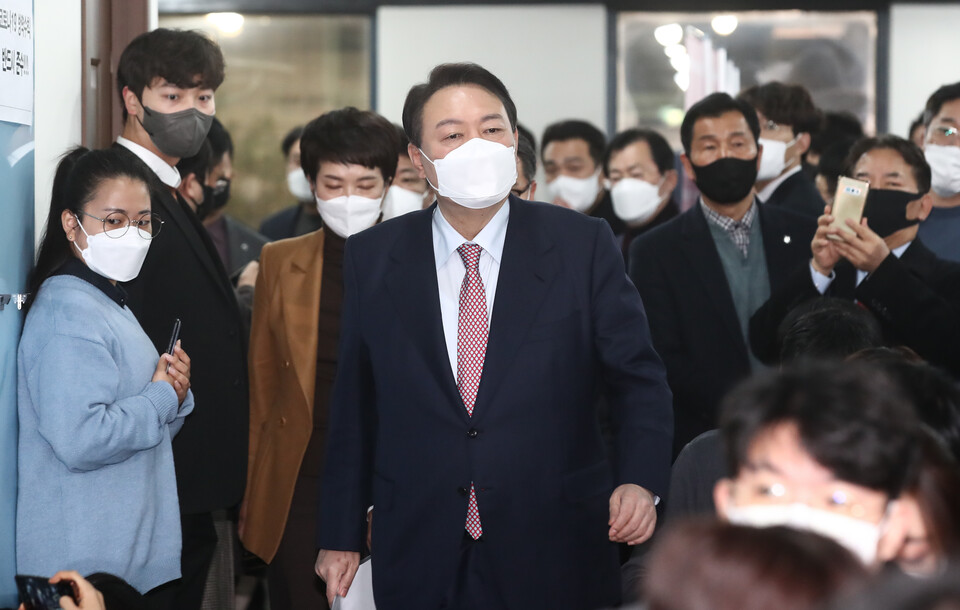 국민의힘 윤석열 대선 후보가 5일 오전 서울 여의도 중앙당사에서 선거대책위원회 해산 및 입장 발표 기자회견을 하기 위해 회견장에 들어서고 있다. / 연합뉴스