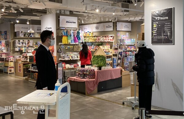 10일 서울시 중구의 백화점 1층 정문 입구에서 직원이 손님들에게 방역패스 시행을 안내하고 있다. /손세일 기자