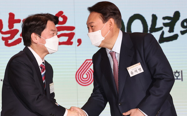 윤석열 국민의힘 후보와 안철수 국민의당 후보의 단일화 여부에 정치권의 관심이 쏠리고 있는 가운데 윤석열 후보(오른쪽)와 안철수 후보가 5일 서울 여의도 중소기업중앙회관에서 열린 2022 중소기업인 신년 인사회에서 악수하고 있다. /연합뉴스