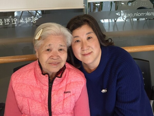 사연 작성자인 김정원 씨와 어머니/사진=김정원