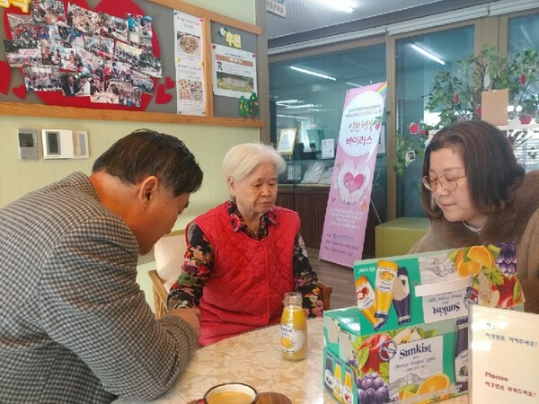 영락전문노인요양원에서 안락한 삶을 보내고 계신 김정원 씨 어머니의 모습. /사진=김정원
