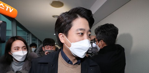 이준석 국민의힘 대표가 10일 오후 김종인 전 총괄선대위원장과의 면담을 위해 서울 종로구에 위치한 김 전 위원장의 사무실로 들어서고 있다. /국회사진기자단=연합뉴스