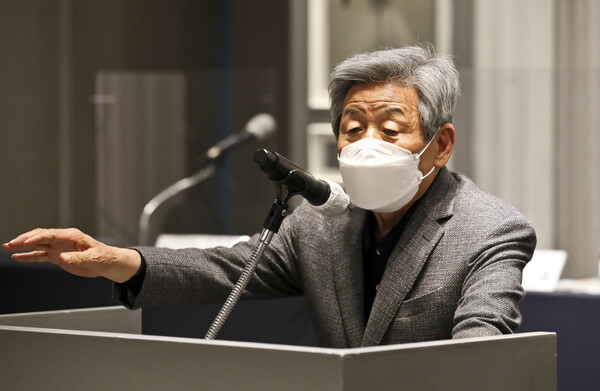 유인태 전 의원이 10일 SBS 주영진의 뉴스브리핑에 출연해 이준석 국민의힘 대표를 직격했다./연합뉴스