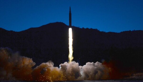 북한 국방과학원이 11일 극초음속미사일 시험발사를 김정은 국무위원장이 참관한 가운데 진행해 성공시켰다고 조선중앙통신이 12일 보도했다. /평양 조선중앙통신=연합뉴스