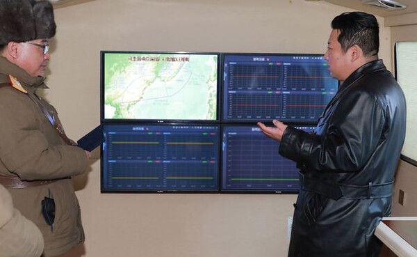 북한 국방과학원이 11일 극초음속미사일 시험발사를 김정은 국무위원장이 참관한 가운데 진행해 성공시켰다고 조선중앙통신이 12일 보도했다. 사진은 시험발사를 지도하고 있는 김정은 국무위원장. /평양 조선중앙통신=연합뉴스