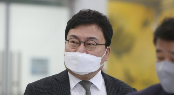 지난 2020년 11월 27일 오전 무소속 이상직 의원이 전북 전주지방법원에 들어서고 있다./연합뉴스