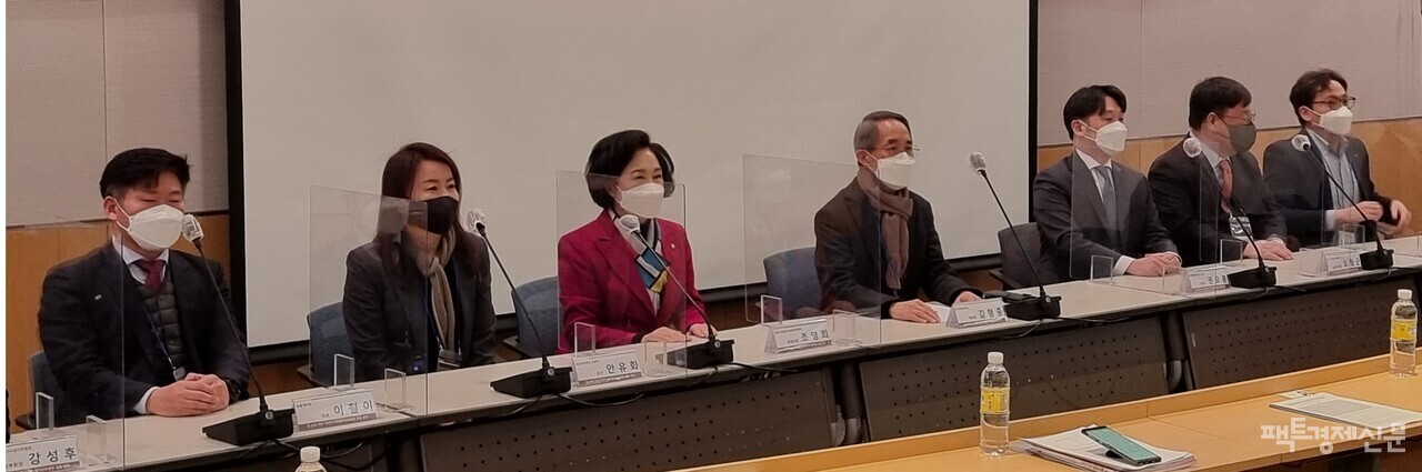 12일 서울 여의도 전경련 컨퍼런스홀에서 열린 '가상자산 제20 대선 아젠다 : 디지털자산위원회 설립방안 정책포럼'에서 참석자들이 토론하고 있다. /이상헌 기자