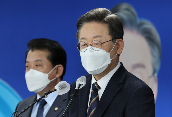 더불어민주당 이재명 대선후보가 12일 여의도 중앙당사에서 안보영입인사를 발표한 뒤 북 미사일 발사 관련 입장을 발표하고 있다. /연합뉴스