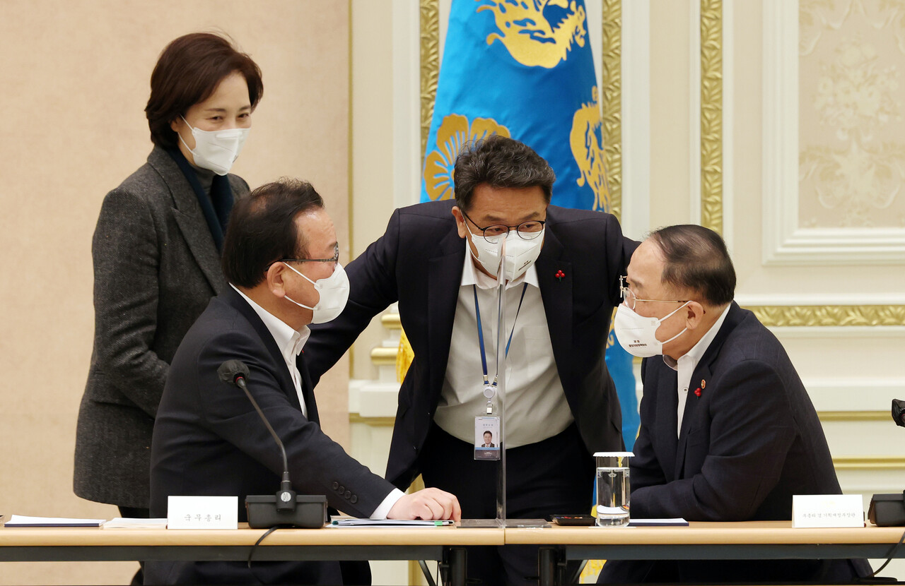 13일 오전 청와대 영빈관에서 열린 회의에 참석한 김부겸 국무총리(왼쪽에서 두번째부터), 이철희 청와대 정무수석, 홍남기 부총리 겸 기획재정부 장관이 대화하고 있다. 맨왼쪽은 유은혜 부총리 겸 교육부 장관. /연합뉴스
