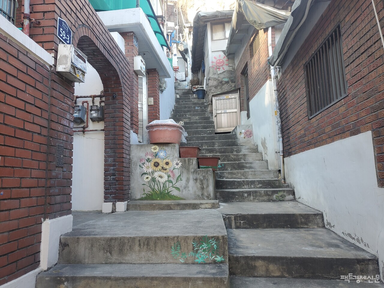 도시재생 흔적으로 빛바랜 벽화가 덩그러니 존재했다./ 이호준 기자