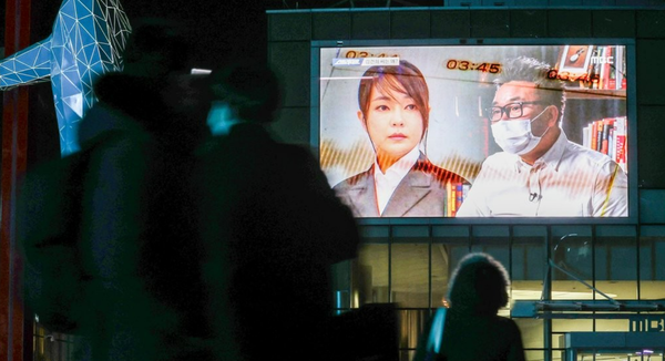 16일 오후 서울 상암동 MBC 사옥에 걸린 전광판에서 국민의힘 윤석열 대선 후보의 배우자 김건희 씨의 '7시간 전화 통화' 내용을 다루는 MBC 프로그램 '스트레이트'가 방영되고 있다./연합뉴스