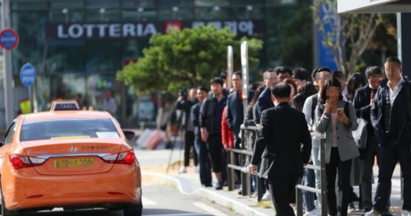 서울역 앞에서 시민들이 택시를 기다리고 있는 모습./연합뉴스