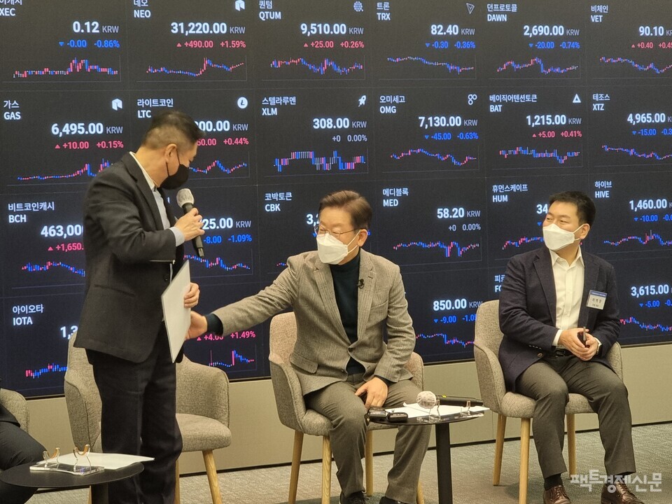 이재명 더불어민주당 대선후보가 19일 서울 강남구 테헤란로에서 열린 디지털자산 관련 간담회에서 4대 거래소 관계자들과 인사를 나누고 있다. / 이상헌 기자