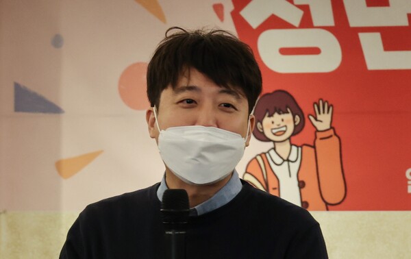 이준석 국민의힘 대표가 야권 단일화 관련 토론회가 열린다는 보도에 대해 부인했다. /연합뉴스