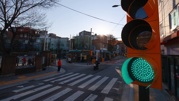 사거리 우회전 사고를 방지하기 위해 '우회전 전용 신호등'을 설치해야 한다. /연합뉴스
