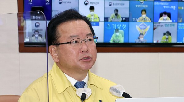 김부겸 국무총리가 26일 정부서울청사에서 열린 코로나19 대응 중앙재난안전대책본부 회의 겸 안전상황점검회의를 주재하고 있다. /연합뉴스
