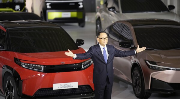 토요타는 그간 전기차보다 하이브리드차에 초점을 맞추면서 전통적인 부분에 중심점을 뒀다. 사진은 아키오 토요타 회장. /연합뉴스