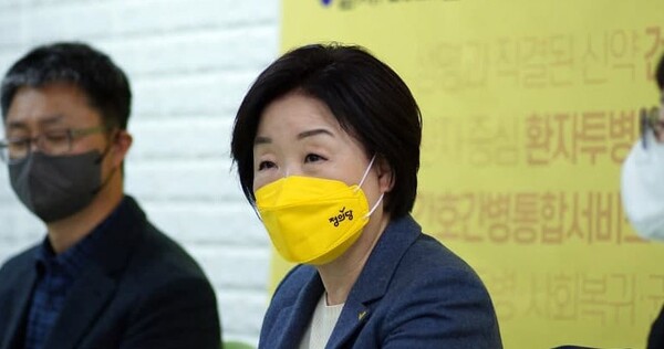 심상정 정의당 대선후보가 26일 서울 한국환자단체연합회에서 열린 간담회에서 참석자들과 간담회를 하고 있다. /연합뉴스