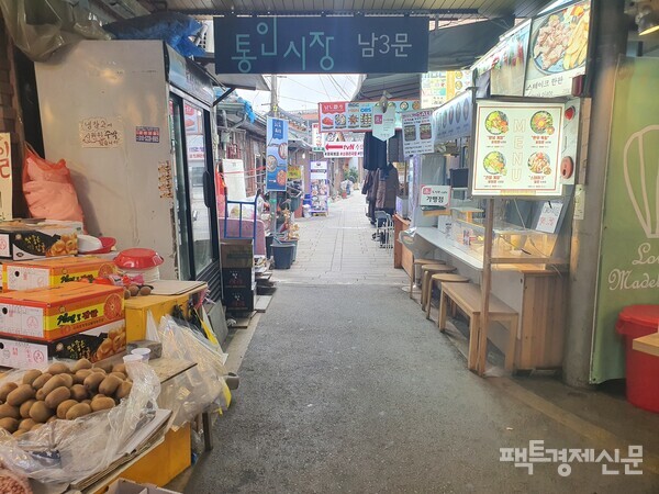 설을 나흘 앞둔 전통시장이 한가롭다. 사진은 서울 종로구에 위치한 통인시장 모습. /김현우 기자