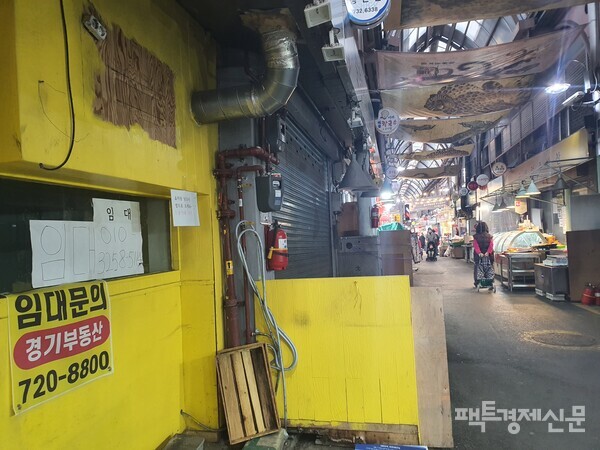 통인시장 곳곳에 문 닫은 상점이 보인다. /김현우 기자