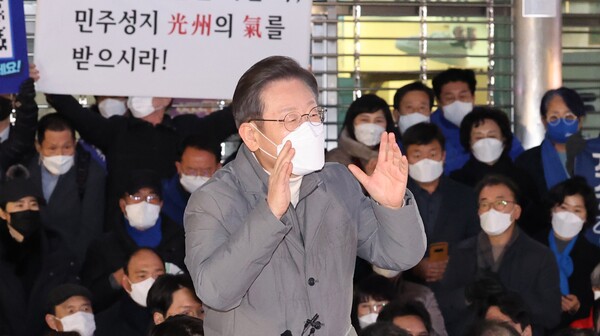 이재명 더불어민주당 대선후보가 27일 광주시 동구 충장로를 방문, 즉석연설을 통해 지지를 호소하고 있다. /연합뉴스