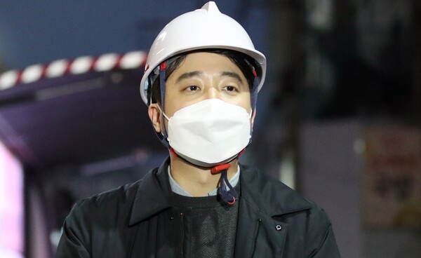 이준석 국민의힘 대표가 지난 25일 오후 광주 서구 화정 아이파크 붕괴 현장에서 붕괴한 건물을 둘러본 뒤 취재진을 만나 발언하고 있다./연합뉴스