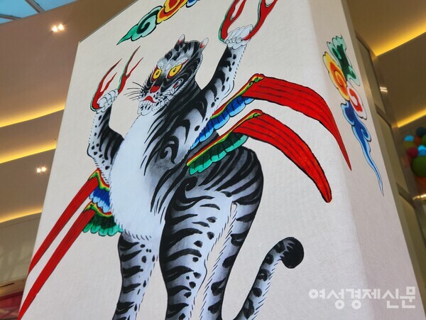스타필드 사색호랑전(展)에 전시된 작품./김현우 기자