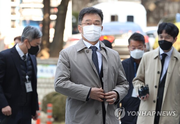 대장동 개발 로비·특혜 의혹의 핵심 인물인 화천대유자산관리(화천대유) 대주주 김만배 씨가 지난 11월 3일 오전 서울 서초구 서울중앙지법에서 열린 영장실질심사에 출석하기 위해 법정으로 향하고 있다./연합뉴스