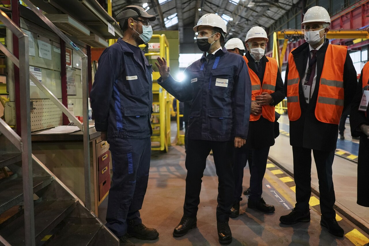 에마뉘엘 마크롱 프랑스 대통령이 2020년 12월 프랑스 원자로 제조사 프라마톰을 방문해 헬멧과 마스크를 쓰고 시찰하고 있다. /AP=연합뉴스