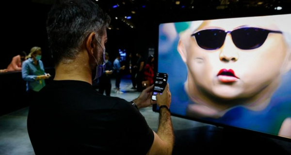 지난해 12월, 마이애미에서 열린 아트바젤에서 관람객들이 NFT 예술품을 보고 있다./연합뉴스