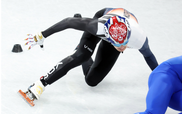 5일 중국 베이징 캐피털 실내경기장에서 열린 2022 베이징 동계올림픽 빙상 쇼트트랙 2000m 혼성계주 준준결승에서 대한민국의 박장혁이 3바퀴를 남기고 넘어지고 있다./연합뉴스