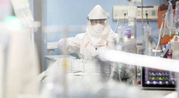 코로나19 거점전담병원인 경기도 평택시 박애병원 중환자실에서 의료진이 환자를 돌보고 있다./연합뉴스