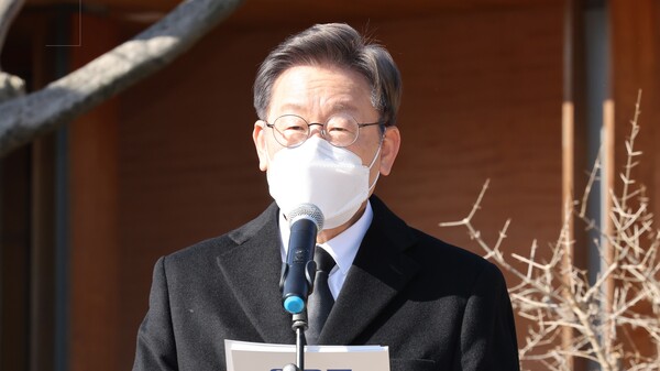 이재명 더불어민주당 대선후보가 코로나19 3차 백신 접종자에 한해서라도 영업시간을 24시까지 연장할 것을 제안했다. /연합뉴스