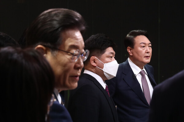 이재명 더불어민주당 대선후보(왼쪽)와 윤석열 국민의힘 대선후보(오른쪽)가 3일 오후 서울 여의도 KBS공개홀에서 열린 방송3사 합동 초청 '2022 대선후보 토론'에서 리허설을 하고 있다. /국회사진기자단=연합뉴스