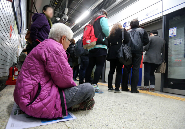 무릎 관절이 좋지 않은 고령자를 고려해 이용이 편리한 서양식 변기의 비율을 높여야 하지 않겠냐는 지적이 나온다. /연합뉴스