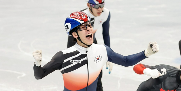 한국 쇼트트랙 대표팀 황대헌이 9일 오후 중국 베이징 캐피털 실내 경기장에서 열린 2022 베이징 동계올림픽 쇼트트랙 남자 1500m 결승에서 금메달을 획득한 후 기뻐하고 있다./연합뉴스