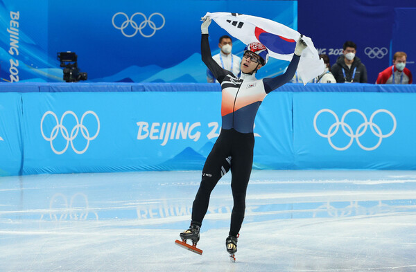 한국 쇼트트랙 대표팀 황대헌이 9일 오후 중국 베이징 캐피털 실내 경기장에서 열린 2022 베이징 동계올림픽 쇼트트랙 남자 1500m 결승에서 1위로 결승선을 통과한 뒤 태극기를 들고 세리머니를 하고 있다. /연합뉴스