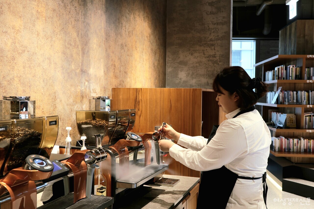 120대1 경쟁률을 뚫고 대사로 선발된 그는 커피에 대한 지식과 더불어 훗날 기후위기와 맞닿은 커피 현안에도 해박한 지식을 내포하고 있었다. / 이호준 기자