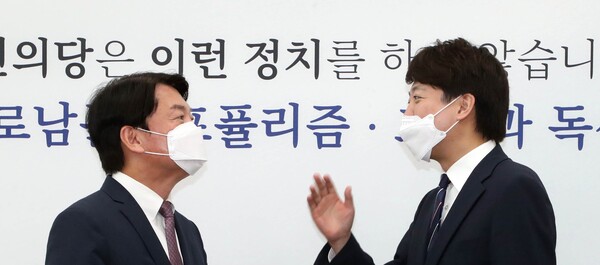 이태규 국민의당 선거대책위원회 총괄선대본부장이 11일 안철수 후보에게 자진사퇴 형식의 단일화를 압박하는 이준석 국민의힘 대표에 대해 "본인이 단일화 관련해 역할을 해보고 싶다는 의사표현을 한 것”이라며 “초조함의 발로”라고 주장했다. 사진은 안철수 후보(왼쪽)와 이준석 대표(오른쪽). /연합뉴스