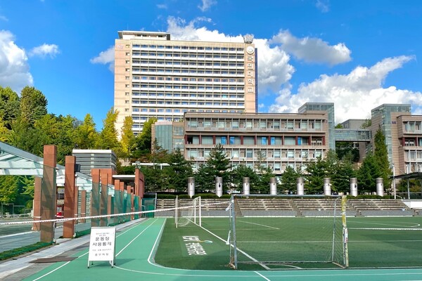 운동장 사용 통제 팻말이 세워져 출입이 금지된 국민대학교 운동장의 모습. / 사진=이세윤