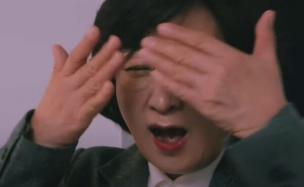 14일 이재명 더불어민주당 대선 후보 지지자들이 운영하는 유튜브 ‘재명이네 슈퍼’에 올라온 영상에서 추미애 전 법무부 장관이 연기를 하고 있다. / 유튜브 채널 '재명이네 슈퍼' 영상 캡처