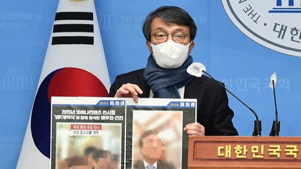 김의겸 더불어민주당 의원이 과거 살아있는 소의 가죽을 벗겨 사회적으로 물의를 일으킨 무속 행사에 윤석열 국민의힘 대선후보와 배우자 김건희 씨가 직접 연루됐다는 의혹을 제기했다. 사진은 김 의원이 지난 1월 23일 서울 여의도 국회 소통관에서 기자회견을 열고 건진법사와 윤석열 국민의힘 대선후보의 아내 김건희 씨가 오랜 교분이 있었다고 주장했다. /연합뉴스