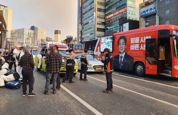 20대 대통령선거 유세 첫날에 국민의당 안철수 후보 선거운동원 등 2명이 유세 차량에서 의식을 잃은 채 발견돼 병원으로 옮겨졌으나 숨졌다. /연합뉴스