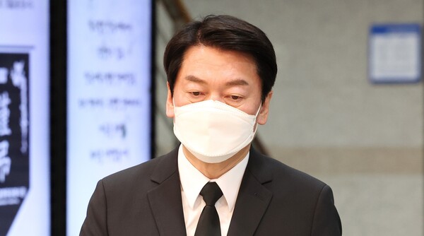 안철수 국민의당 대선후보가 15일 오후 유세용 버스에서 발생한 사망사고 관련 사망자가 안치된 천안 단국대학교병원 장례식장에서 침통한 표정으로 나오고 있다. /연합뉴스