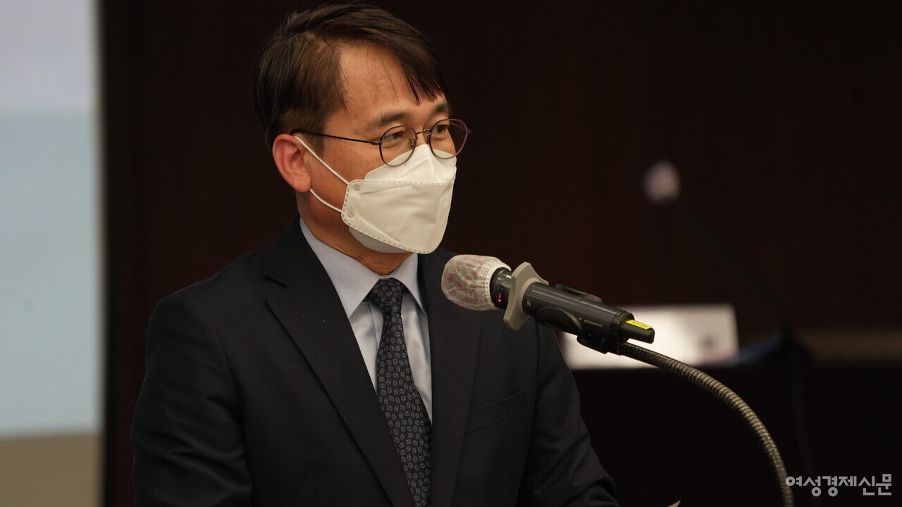 2022년 2월 16일 전국은행연합회에서 열린 여성경제신문 금융포럼에서 정경민 대표가 개회사를 하고 있다./장세곤 기자