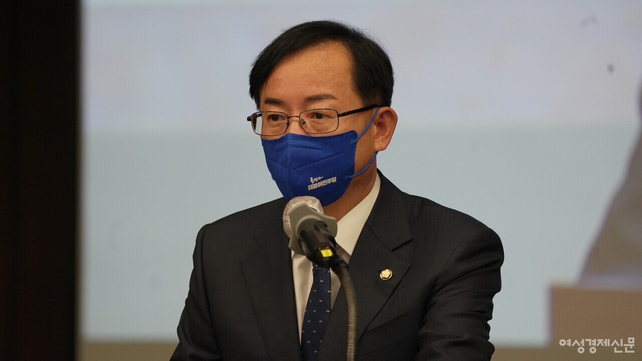 2022년 2월 16일 전국은행연합회에서 열린 여성경제신문 금융포럼에서 김경만 국회의원이 이재명 대통령후보 축사를 대독하고 있다. /장세곤 기자