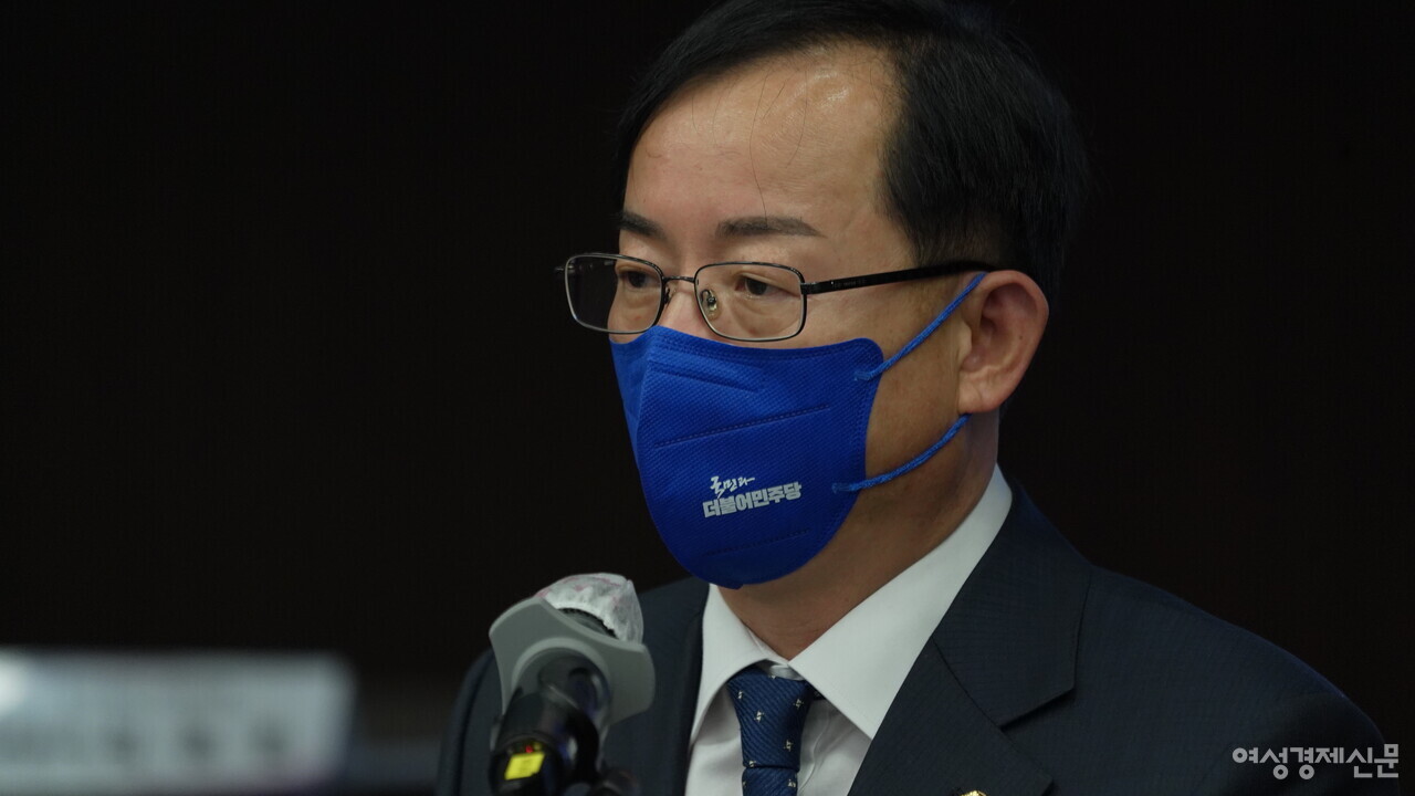 2022년 2월 16일 전국은행연합회에서 열린 여성경제신문 금융포럼에서 김경만 국회의원이 이재명 대통령후보 축사를 대독하고 있다. /장세곤 기자