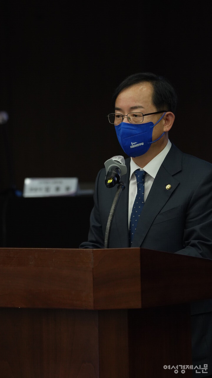 2022년 2월 16일 전국은행연합회에서 열린 여성경제신문 금융포럼에서 김경만 국회의원이 이재명 대통령후보 축사를 대독하고 있다. /장세곤 기자